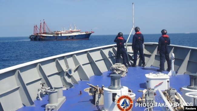 Tàu hải cảnh Philippine theo dõi các tàu cá mà Manila nói là của dân quân Trung Quốc trên Biển Đông vào tháng 4/2021.