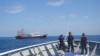 TƯ LIỆU: Nhân viên của lực lượng Tuần duyên Philippines quan sát những tàu được cho là tàu dân quân của Trung Quốc ở Bãi cạn Sabina ở Biển Đông, ngày 27 tháng 4, 2021.