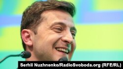 Згідно з попередніми даними ЦВК, Володимир Зеленський перемагає на виборах президента України, набираючи близько 73% голосів виборців