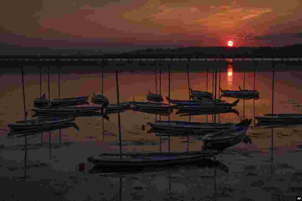 The sun rises over the Potomac River at the Dangerfield Marina in Alexandria, Virginia.