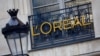 资料照片：法国欧莱雅化妆品集团在巴黎一家办公楼上的标志。（2024年2月7日）