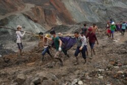 Regu penyelamat mengangkat jenazah korban longsor di tambang batu giok di kawasan Hpakhant, negara bagian Kachin, 2 Juli 2020.