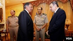 Menhan AS Leon Panetta saat bertemu PM Mesir Essam Sharaf (kanan), disaksikan Marsekal Mohamed Hussein Tantawi (kedua dari kanan) di Kairo (4/10).