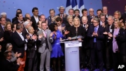 La candidata presidencial francesa, Marine Le Pen (centro) junto a funcionarios del Partido Frente Nacional en Lyon, Francia, el domingo, 5 de febrero, de 2017.
