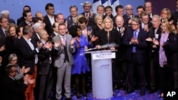 Marine Le Pen, bersama pejabat partainya, memberikan konferensi pers tentang pencalonan dirinya sebagai presiden di Lyon, Perancis, Minggu (5/2). 