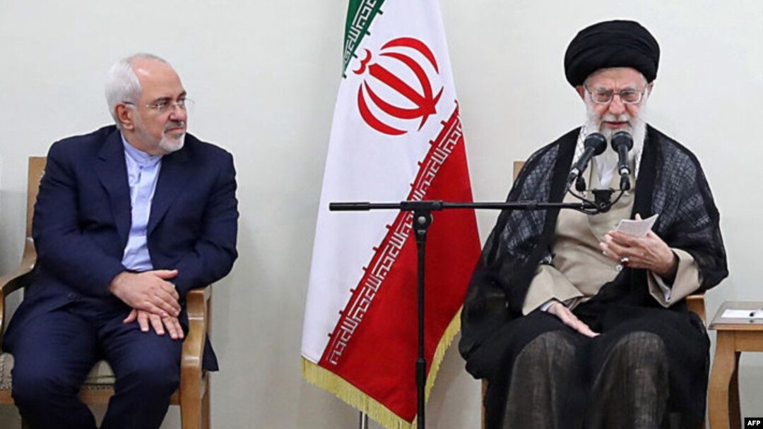Pemimpin tertinggi Iran Ayatollah Ali Khamenei (kanan) dan Menlu Mohammad Javad Zarif (foto: dok). 