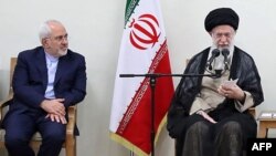 Pemimpin tertinggi Iran Ayatollah Ali Khamenei (kanan) dan Menlu Mohammad Javad Zarif (foto: dok). 