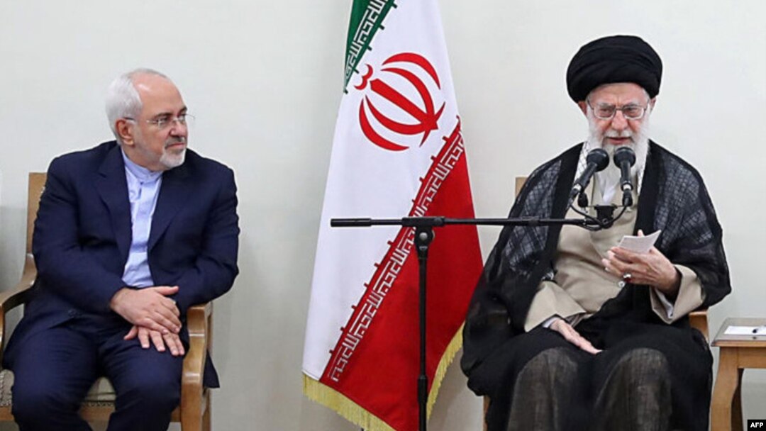 Pemimpin Tertinggi Iran Ayatollah Ali Khamenei dan Menteri Luar Negeri Mohammad Javad Zarif. (Foto: AFP)