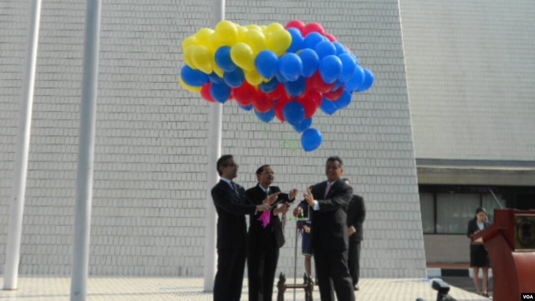 Menteri Luar Negeri Marty Natalegawa (kiri) dan Sekretaris Jenderal ASEAN Secretary General Surin Pitsuwan (kanan) pada perayaan ulang tahun ASEAN ke-18. (Foto: VOA)