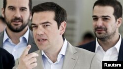 PM Yunani Alexis Tsipras (tengah) mengumumkan penyelenggaraan referendum mendadak tanggal 5 Juli, meminta rakyat Yunani memutuskan usulan yang diajukan oleh kreditor internasional (foto: dok).