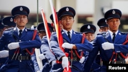 Una unidad de bomberos desfila en Hong Kong en la celebración del 75 aniversario del Día Nacional de China, el 1 de octubre de 2024.