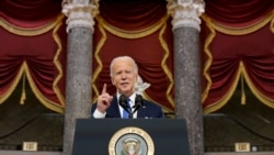 El presidente Joe Biden habla en Statuary Hall en el primer aniversario del ataque del 6 de enero de 2021 al Capitolio de Estados Unidos por parte de partidarios del expresidente Donald Trump, el 6 de enero de 2022.