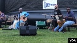 Kelompok seniman musik Mali, "Cheick Hamala Diabate", salah satu yang tampil dalam konser di halaman Library of Congress, di Washington DC. (VOA/Made Yoni).