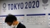 Un journaliste attend une conférence de presse sur les JO Tokyo 2020, Japon, le 24 mars 2020. (AP Photo/Jae C. Hong) 