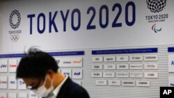 Un journaliste attend une conférence de presse sur les JO Tokyo 2020, Japon, le 24 mars 2020. (AP Photo/Jae C. Hong) 