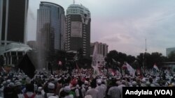 Massa Aksi 313 berdemontrasi di kawasan Patung Kuda yang mengarah ke Jalan Muhamad Husni Thamrin, Jakarta, 31 Maret 2017. (Foto: VOA/Andylala)