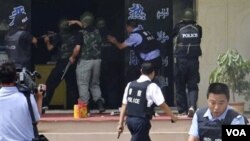 Polisi Tiongkok berusaha mengamankan situasi setelah penyerbuan atas stasion polisi di kota Hotan, provinsi Xinjiang (18/7). Menurut polisi Tiongkok 14 dari 18 penyerang berhasil ditembak tewas.