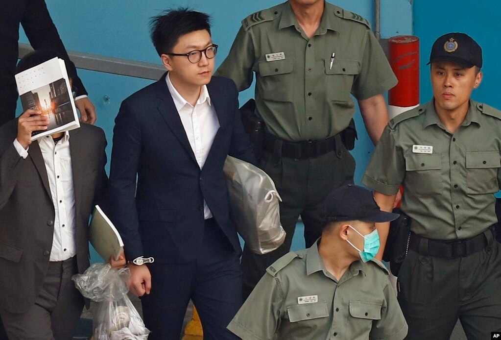 资料照：梁天琦（左二）2018年6月11号前往高等法院听取对他的判决。(photo:VOA)