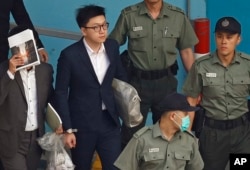 资料照：梁天琦（左二）2018年6月11号前往高等法院听取对他的判决。
