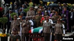 Peti jenazah Winnie Madikizela-Mandela diusung dari Stadion Orlando dalam upacara pemakaman di Soweto, Afrika Selatan, 14 April 2018.