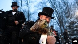 El director del Groundhog Club A.J. Dereume sostiene Punxsutawney Phil, la marmota que pronostica el clima, durante la 135a celebración del Día de la Marmota en Gobbler's Knob en Punxsutawney, Pensilvania, EE.UU. el martes, 2 de febrero de 2021.