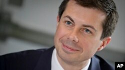 ARCHIVO - Esta foto del 29 de abril de 2019 muestra al entonces candidato presidencial demócrata Pete Buttigieg, alcalde de South Bend, Indiana, durante un almuerzo con líderes civiles en Harlem, Nueva York.