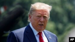 El presidente Donald Trump se prepara para hablar con los medios al llegar a la Casa Blanca en Washington, el martes 30 de julio de 2019, cuando regresa de Virginia. (Foto AP / Carolyn Kaster)