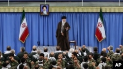 ຜູ້ນຳສູງສຸດຂອງອີຣ່ານ Ayatollah Ali Khamenei ສະແດງທ່າທີ ໃນລະຫວ່າງ ເຂົ້າຮ່ວມກອງປະຊຸມ ກັບບັນດາຜູ້ບັນຊາການໜ່ວຍກອງທັບປົດປອຍ ຫຼື Revolutionary Guard ໃນນະຄອນຫຼວງ ເຕຫະຣ່ານ, ວັນທີ 25 ພະຈິກ 2015.