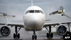 Pesawat Airbus A320 di bandara Roissy-Charles-De-Gaulle.