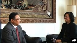 ျမန္မာႏုိင္ငံျခားေရးဝန္ႀကီး ဦးဝဏၰေမာင္လြင္ကို နယူးေယာက္ၿမိဳ႕ရွိ ျမန္မာသံ႐ံုးတြင္ ေဒၚခင္စိုးဝင္း(ဗီြအိုေအ-ျမန္မာဌာန) မွ သီးသန္႔ေတြ႔ဆံုေမးျမန္းစဥ္။ (ေမလ ၁၈ ရက္၊ ၂၀၁၂။)