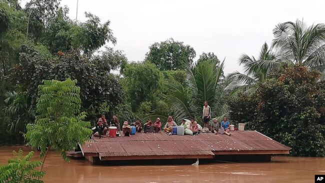 Người dân lên nóc nhà chờ cứu hộ.