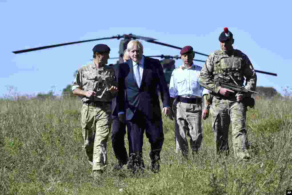 بوریس جانسون نخست وزیر بریتانیا در حاشیه شهر&nbsp;سالزبری در جنوب غربی انگلیس از یک پایگاه نظامی دیدار کرد. او به دیدار از مکان های مختلف مشهور است. دو روز پیش در یک بیمارستان و یک درمانگاه حضور یافته بود.&nbsp;