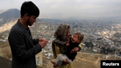 Seorang anak menerima vaksinasi polio dalam kampanye anti polio di Kabul, Afghanistan.