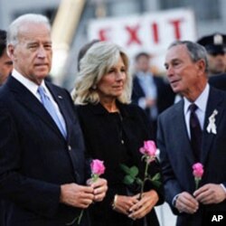 美国副总统拜登(左)及夫人和纽约市长(右)出席纽约9/11纪念活动