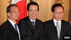 PM Tiongkok Wen Jiaobao, PM Jepang Naoto Kan, dan Presiden Korsel Lee Myung Bak bertemu dalam KTT 3 negara di Tokyo, Jepang (22/5).