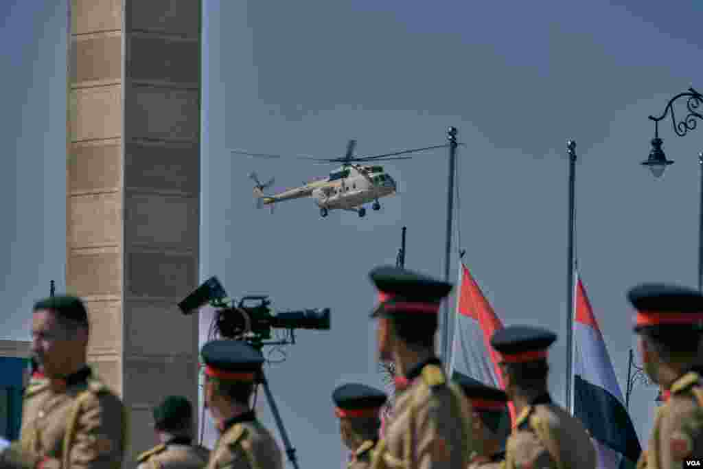 A helicopter arrives carrying the body of the late President Mubarak at Cairo&#39;s El-mosheir Tantawy mosque. (Hamada Elrasam/VOA)