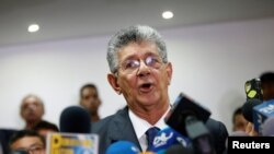 Henry Ramos Allup, el presidente de la Asamblea Nacional de Venezuela calificó de "inadmisibles" las condiciones del CNE para la recolección del 20% de las firmas para el proceso de referendo.