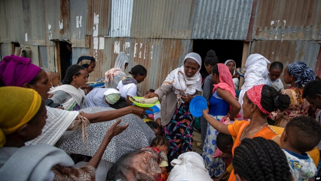 Abanyagihugu bo muri Tigre bateshejwe izabo bariko bahabwa imfashanyo i Mekele, mu ntara ya Tigre, mu buraruko bwa Etiyopiya, kw'itariki ya 9/05/2021