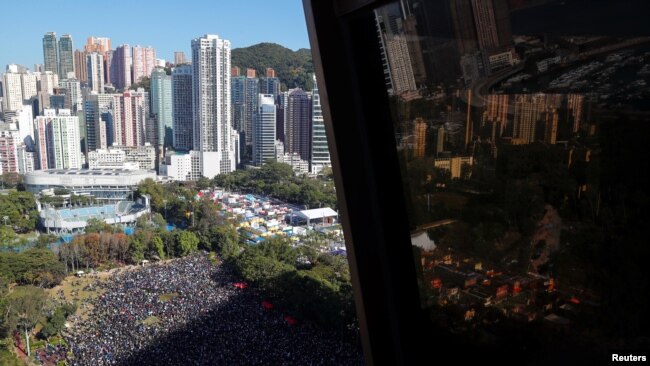 大批香港抗议者再人权日上街参加民间人权阵线组织的游行。（路透社）