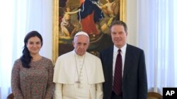 Le pape François pose pour une photo de famille avec Paloma Garcia Ovejero, à gauche, et Greg Burke, un ancien correspondant de Fox TV, Greg Burke, à droite, nommé comme son nouveau porte-parole, Vatican, Rome, 11 juillet 2016.