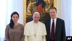 Pope Francis, Burke û Ovejero 
