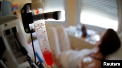 A patient receives chemotherapy treatment for breast cancer at the Antoine-Lacassagne Cancer Center in Nice July 26, 2012. (REUTERS/Eric Gaillard)