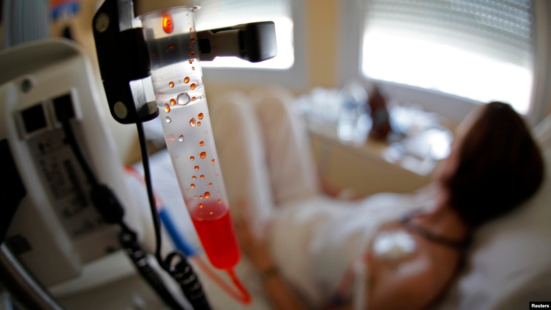 Seorang pasien kanker payudara sedang menjalani kemoterapi di Pusat Kanker Antoine-Lacassagne di Nice, 26 Juli 2012. (Foto: Reuters)