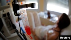 A patient receives chemotherapy treatment for breast cancer at the Antoine-Lacassagne Cancer Center in Nice July 26, 2012. Picture taken July 26, 2012.