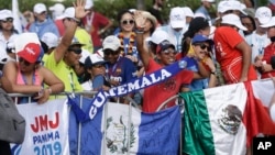 Peregrinos en Ciudad de Panamá sostienen sus banderas nacionales mientras esperan la ceremonia de inauguración y misa de la Jornada Mundial de la Juventud. Enero 22 de 2019.