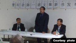 Pria keturunan China yang tinggal di New York, Shujun Wang (kanan) dalam sebuah acara diskusi pro-demokrasi (foto: dok). 