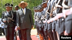 Le président ougandais Yoweri Museveni inspectant la Garde d'honneur en juin 2015 (REUTERS/James Akena)