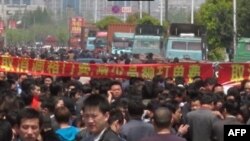 Tài xế xe tải biểu tình phản đối ở Thượng Hải, ngày 21 tháng 4, 2011