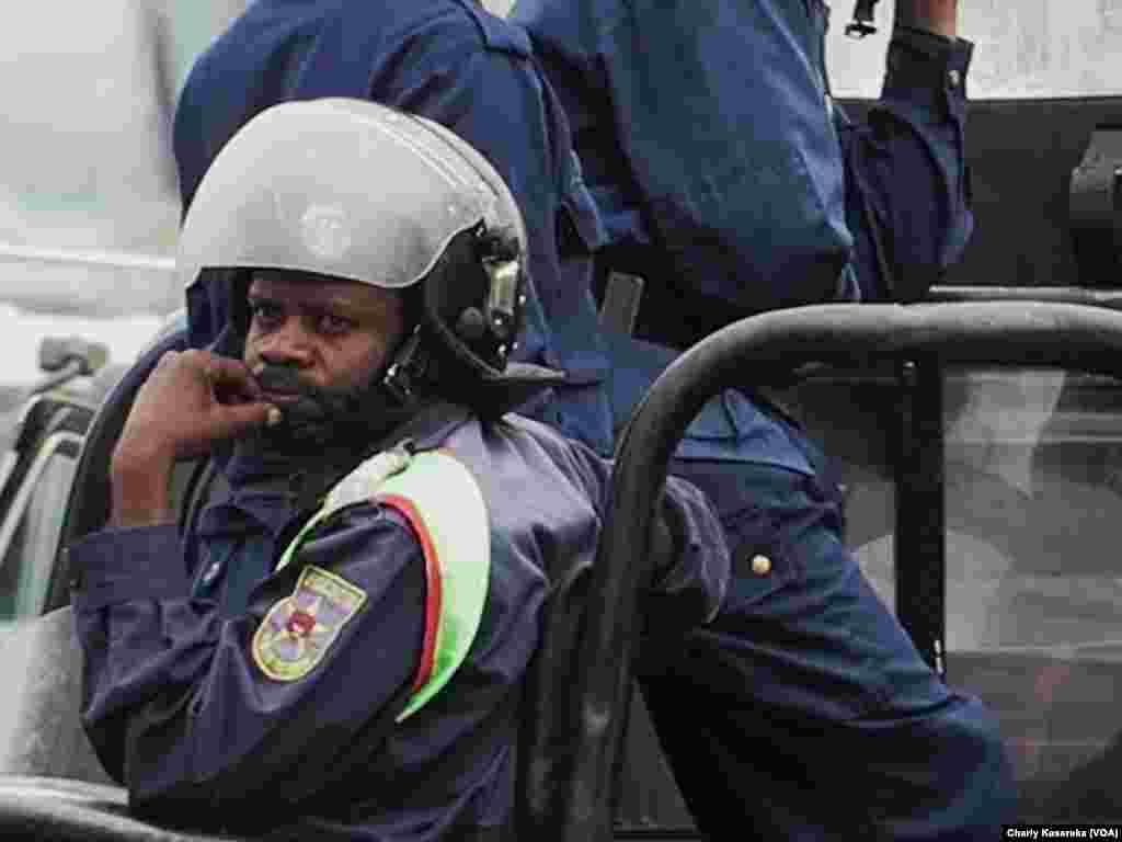 Des policiers devant la Cathédrale Saint-Joseph à Goma, en RDC, le 25 février 2018/ (VOA/Charly Kasereka)