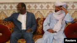 Iyad Ag Ghali (phải), thủ lãnh nhóm Ansar Dine gặp Ngoại trưởng Djibril Bassole của Burkina Faso 7/8/2012 
